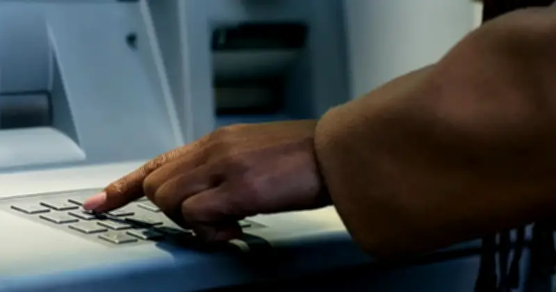 Dua Rakyat Malaysia Dipenjara di Singapura Atas Penipuan ATM S$1.4 Juta