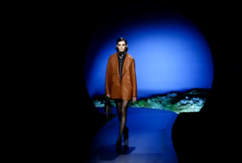 Hermes Pamer Koleksi Musim Luruh 2026 Terinspirasi Senja di Paris