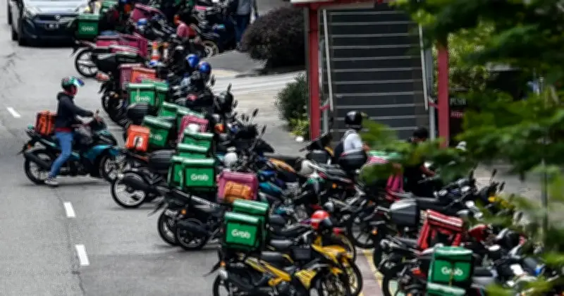 Hero Ramadan: Mereka yang Berjuang di Sebalik Kemeriahan