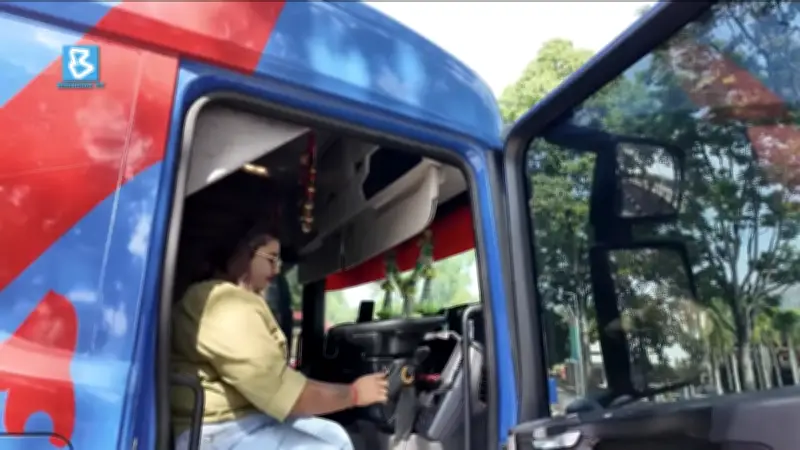 Kahmani Pecah Stereotaip: Wanita Boleh Pandu Trailer Berat di Lebuh Raya