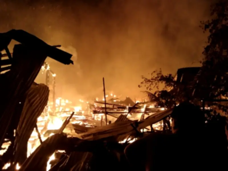 Kebakaran Dahsyat Musnahkan 10 Rumah di Lutong, 42 Penduduk Kehilangan Tempat Tinggi