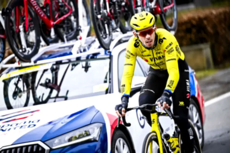 Kekecohan Lumba Basikal di Itali: Penyokong Mabuk Cuba Curi Basikal Visma