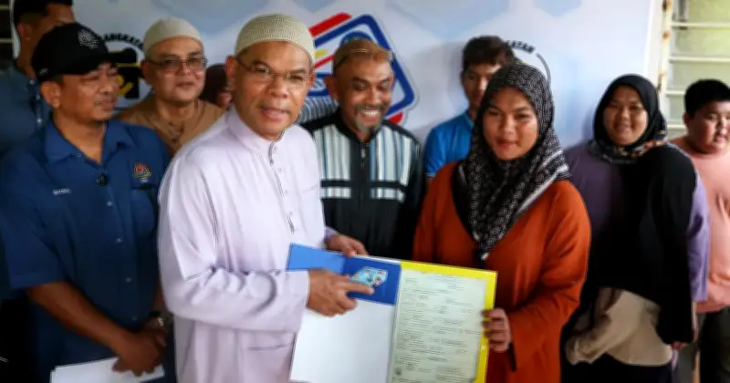 Keluarga 9 Orang Akhirnya Terima MyKad dan Sijil Lahir Selepas Bertahun Tanpa Dokumen