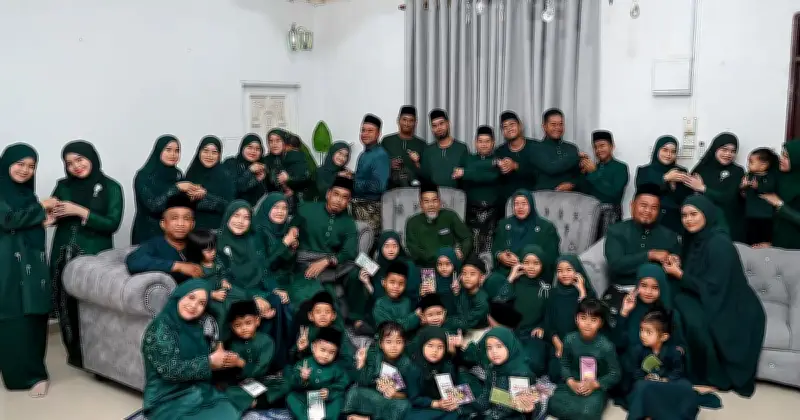 Keluarga Muda Abdullah Pilih Warna Zamrud untuk Sambutan Aidilfitri yang Harmoni