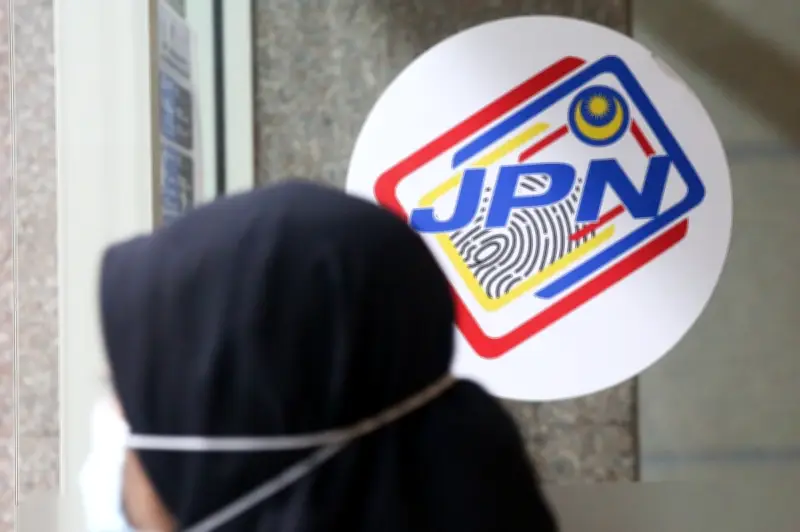 Keluarga Sembilan di Kelantan Akhirnya Terima MyKad dan Sijil Lahir Selepas Bertahun Tanpa Dokumen