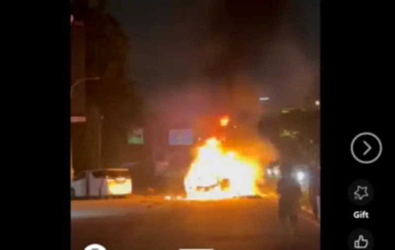 Kemalangan Pagi di Jalan Tun Razak: Kereta Terbakar, Lalu Lintas Tersekat