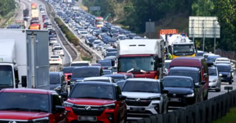 Kesesakan Trafik di Lebuh Raya Utama Berikutan Pulangan Aidilfitri ke Ibu Kota