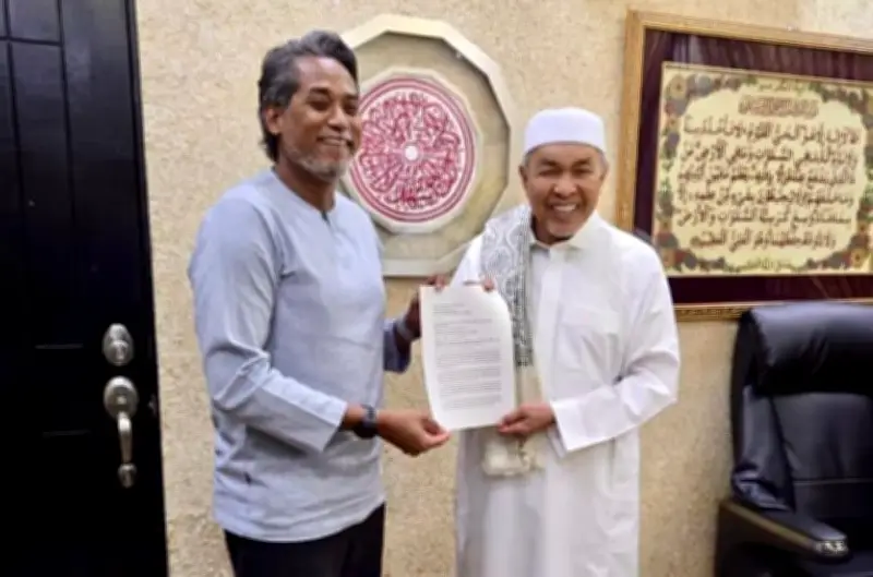 Khairy Jamaluddin Mohon Kembali Ke Umno, Serah Surat Rayuan Ketika Ziarah Ramadan