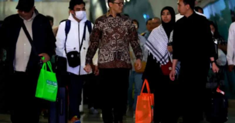 Kumpulan Pertama Rakyat Indonesia Dipindahkan dari Iran Tiba di Tanah Air