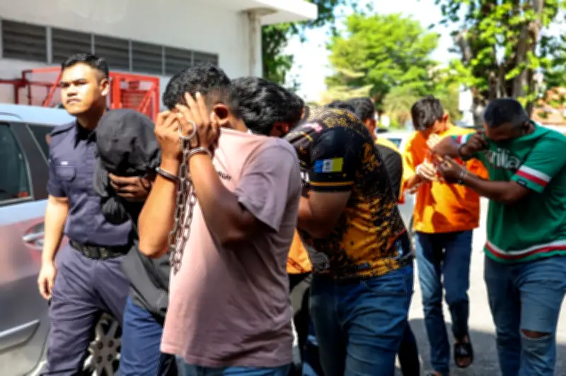 Lapan Lelaki Tidak Mengaku Bersalah di Mahkamah George Town Atas Dakwaan Cederakan Tiga Polis