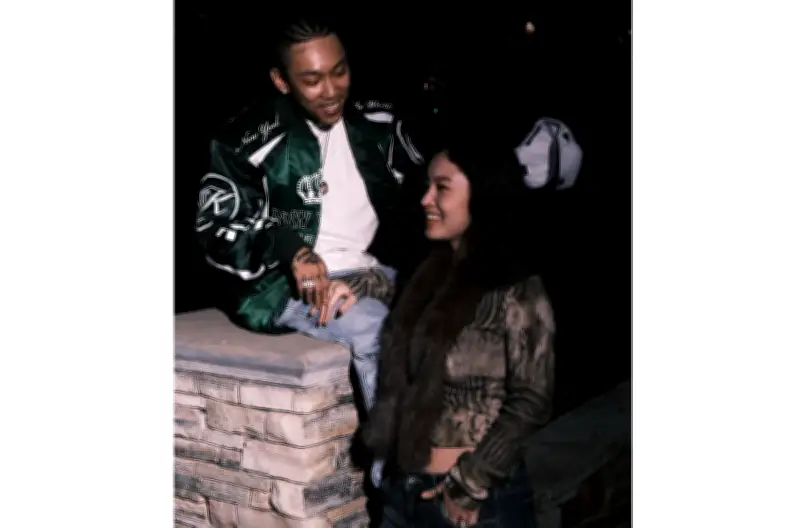 Lee Hi dan Dok2 Sahkan Hubungan Cinta Selepas Lima Tahun Berkawan