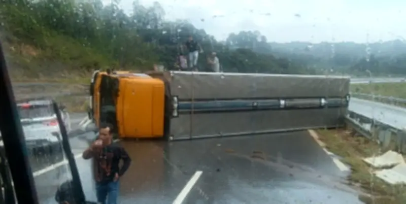 Lori Terbalik Sebabkan Tumpahan Minyak di Lebuhraya Pan Borneo Dekat Bukit Song