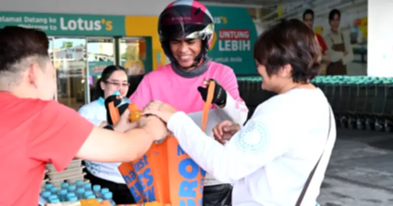 Lotus's Malaysia Edar 1,400 Juadah Iftar Kepada Penghantar Gig Sempena Ramadan