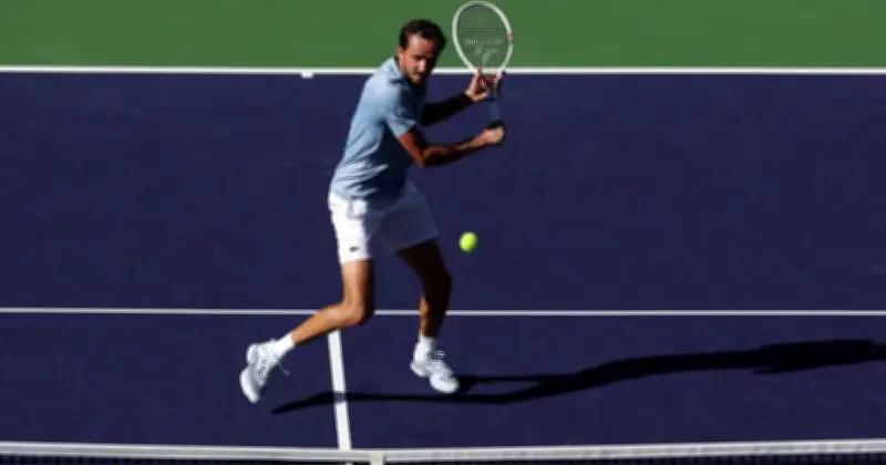 Medvedev Hentikan Rentak Kemenangan Alcaraz di Separuh Akhir Indian Wells