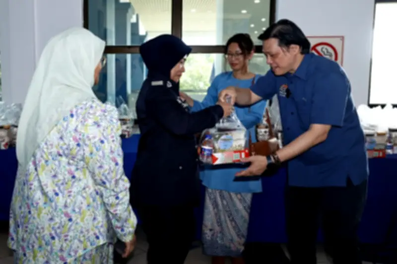 Pejabat Perdana Menteri Hantar Hadiah Ramadan RM300,000 kepada 650 Pegawai Barisan Hadapan