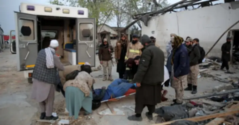 Pekerja Penyelamat Selusuri Runtuhan Pusat Rawatan Dadah Kabul Selepas Serangan Pakistan