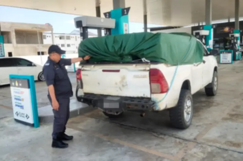 Pemandu Lori Pickup Ditangkap Basah Salah Guna Diesel Subsidi di Stesen Minyak Miri