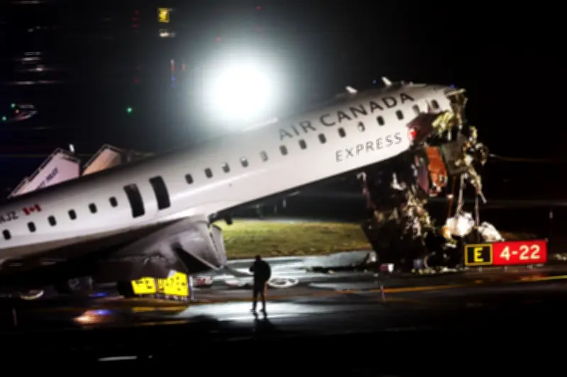 Pesawat dan Kenderaan Bomba Berlanggar di Lapangan Terbang New York, Juruterbang dan Kopilot Maut