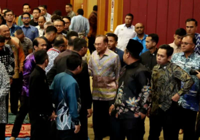 PM Anwar Sertai Kakitangan KPKM Dalam Program Ihya' Ramadan Di Putrajaya