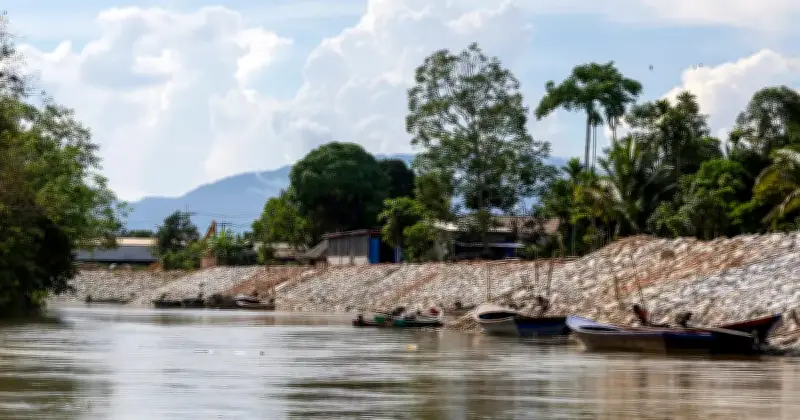 Polis Nasihat Penduduk Sungai Golok Guna Laluan Sah Untuk Ziarah Raya