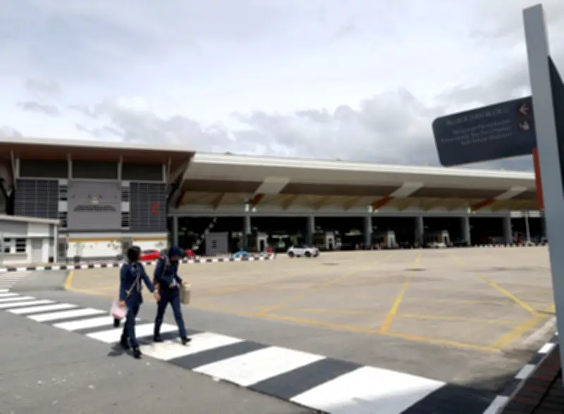 Polis Tangkap Dua Lelaki Cuba Seludup Senjata Tiruan Dari Thailand Di Bukit Kayu Hitam