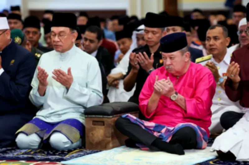 Raja dan Permaisuri Malaysia Sempurnakan Solat Aidilfitri di Istana Negara
