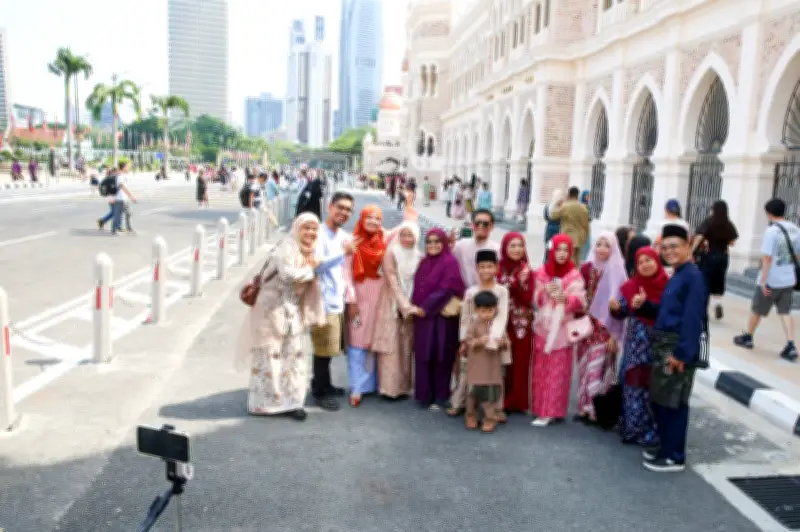 Refleksi Aidilfitri: Kehidupan Terus Bergerak Seperti Kereta Api