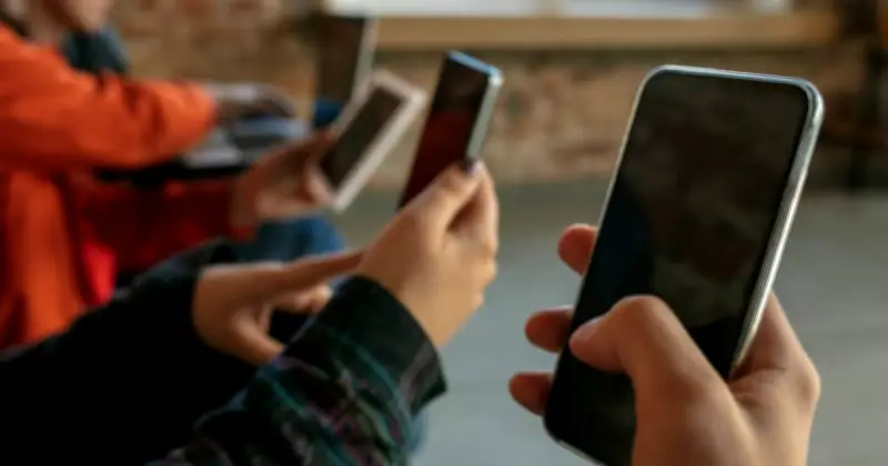 Remaja UK Jalani Percubaan Larangan Media Sosial dan Kurfiu Digital