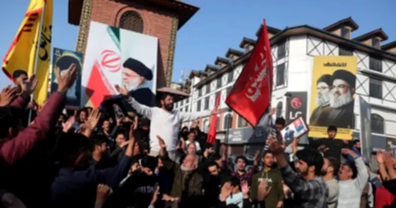 Ribuan Penunjuk Perasaan di Kashmir India Protes Kematian Khamenei