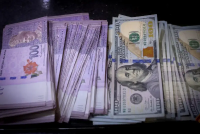 Ringgit Susut Berbanding Dolar AS Disebabkan Kebimbangan Bekalan Minyak