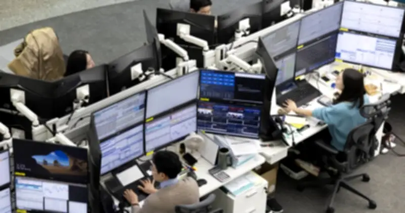 Saham Asia Merosot, Harga Minyak Brent Menuju Kenaikan Bulanan Rekod