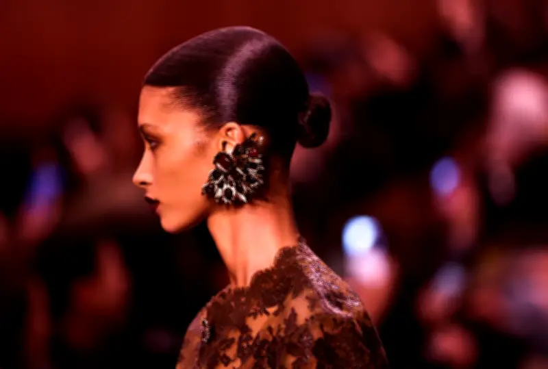 Saint Laurent Hidupkan Semula Tuxedo Kuasa di Paris Fashion Week