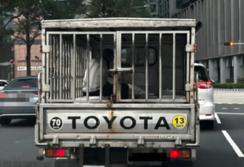 Singapura Haramkan Lori Berkurung untuk Pengangkutan Pekerja Bermula 2027