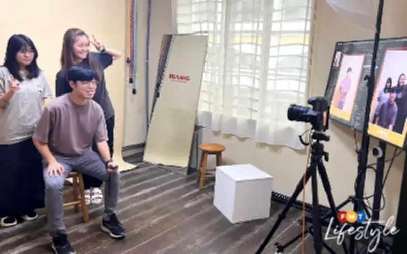 Studio Foto Ini Ubah Selfie Menjadi Kenangan Keluarga yang Abadi