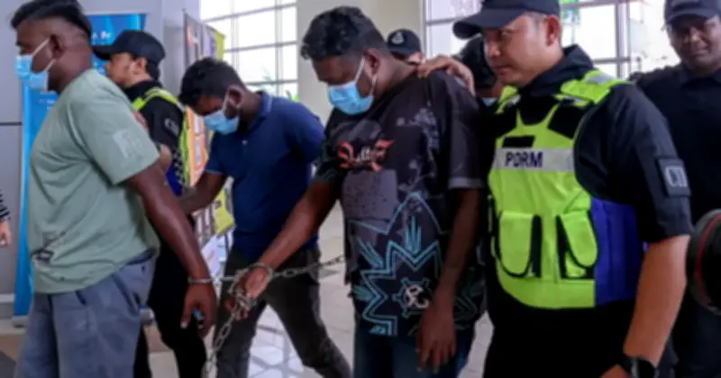 Tiga Lelaki Didakwa Kerana Kecoh di Balai Polis Meru