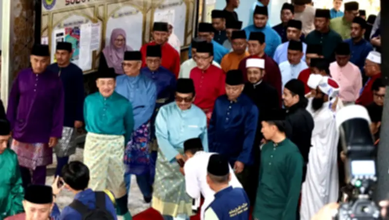 Tun Musa Aman dan Hajiji Noor Sertai Solat Aidilfitri di Masjid Negeri Sabah