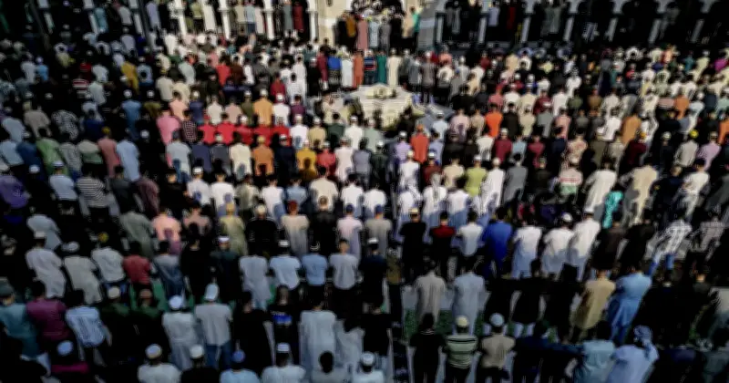 Umat Islam Sambut 1 Syawal dengan Solat Aidilfitri di Seluruh Negara