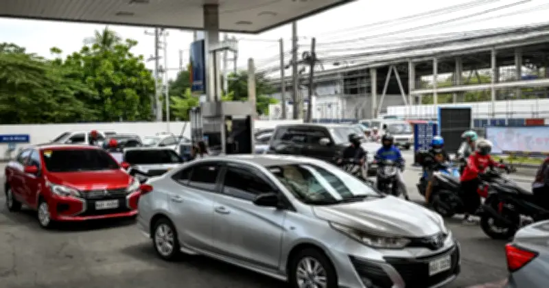 Warga Filipina Berpusu-pusu Isi Minyak Sebelum Harga Melonjak