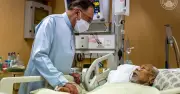 Anwar Ibrahim Menziarahi Pemimpin Spiritual PAS Hashim Jasin di Hospital Pulau Pinang