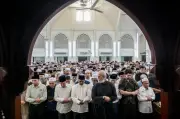 Anwar Sertai Solat Jenazah Profesor Diraja Syed Muhammad Naquib al-Attas