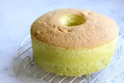 Kek Pandan Chiffon: Kegenapan Menanti dengan Daun Segar dan Span Gebu