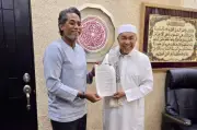 Khairy Jamaluddin Mohon Kembali Ke Umno, Serah Surat Rayuan Ketika Ziarah Ramadan