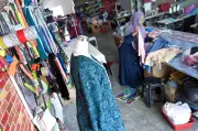 Klik, Beli, Ubah Suai: Tren Baju Raya Dalam Talian Buka Peluang Baharu Untuk Tukang Jahit