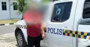 Lelaki Ditahan di Sarawak Kerana Merosakkan Kenderaan Polis dengan Tukul
