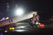 Pesawat Air Canada Langgar Kenderaan Bomba di Lapangan Terbang LaGuardia New York