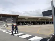 Polis Tangkap Dua Lelaki Cuba Seludup Senjata Tiruan Dari Thailand Di Bukit Kayu Hitam