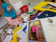 Wanita KL Hidupkan Tradisi Kad Raya Fizikal, Terima Balasan dari Raja