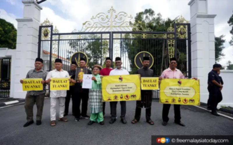 5 NGO serah memorandum pertahan Tuanku Muhriz kekal Yamtuan