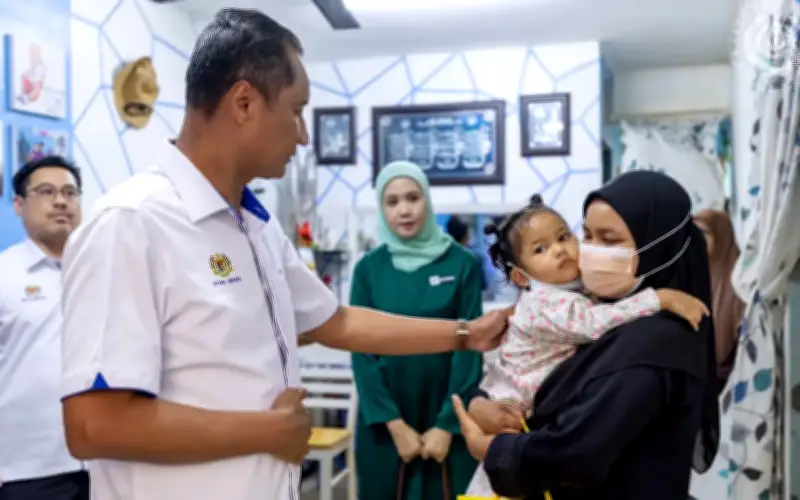 Agong dan Permaisuri Beri Sumbangan kepada Waris Mangsa Kemalangan Maut di Klang