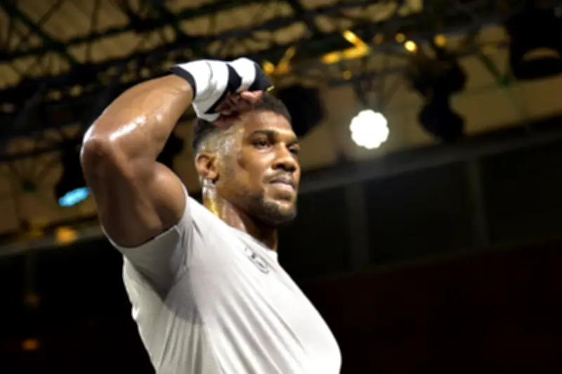 Anthony Joshua Muncul di Arena Tinju London Selepas Kemalangan Maut di Nigeria